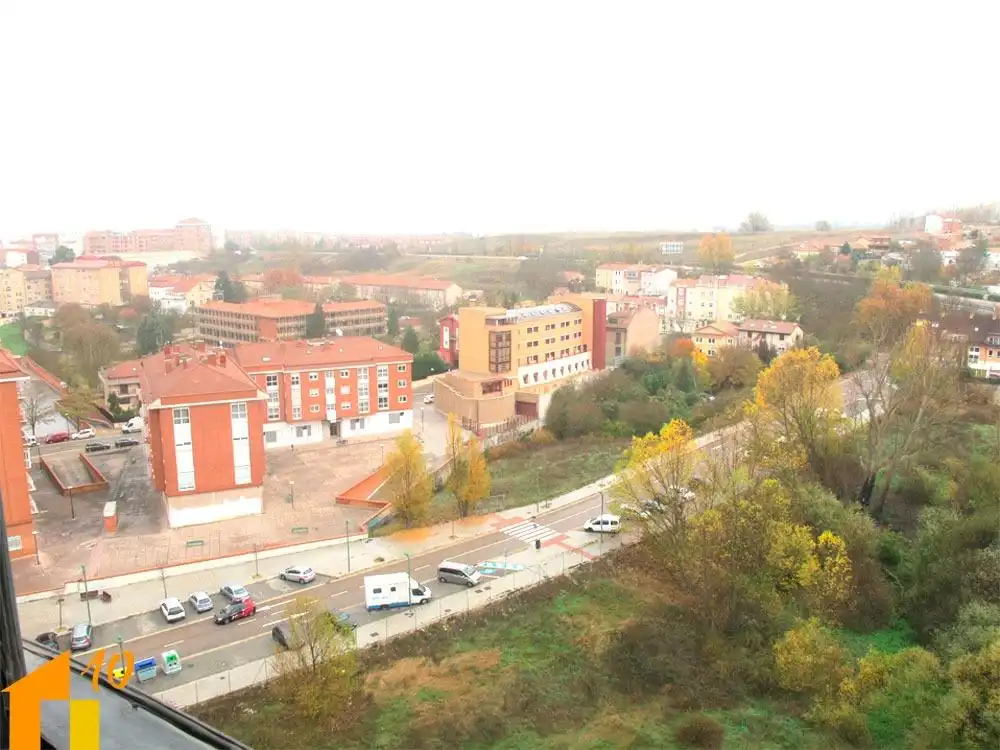 Vista exterior de Piso de alquiler en Burgos con Calefacción y Trastero