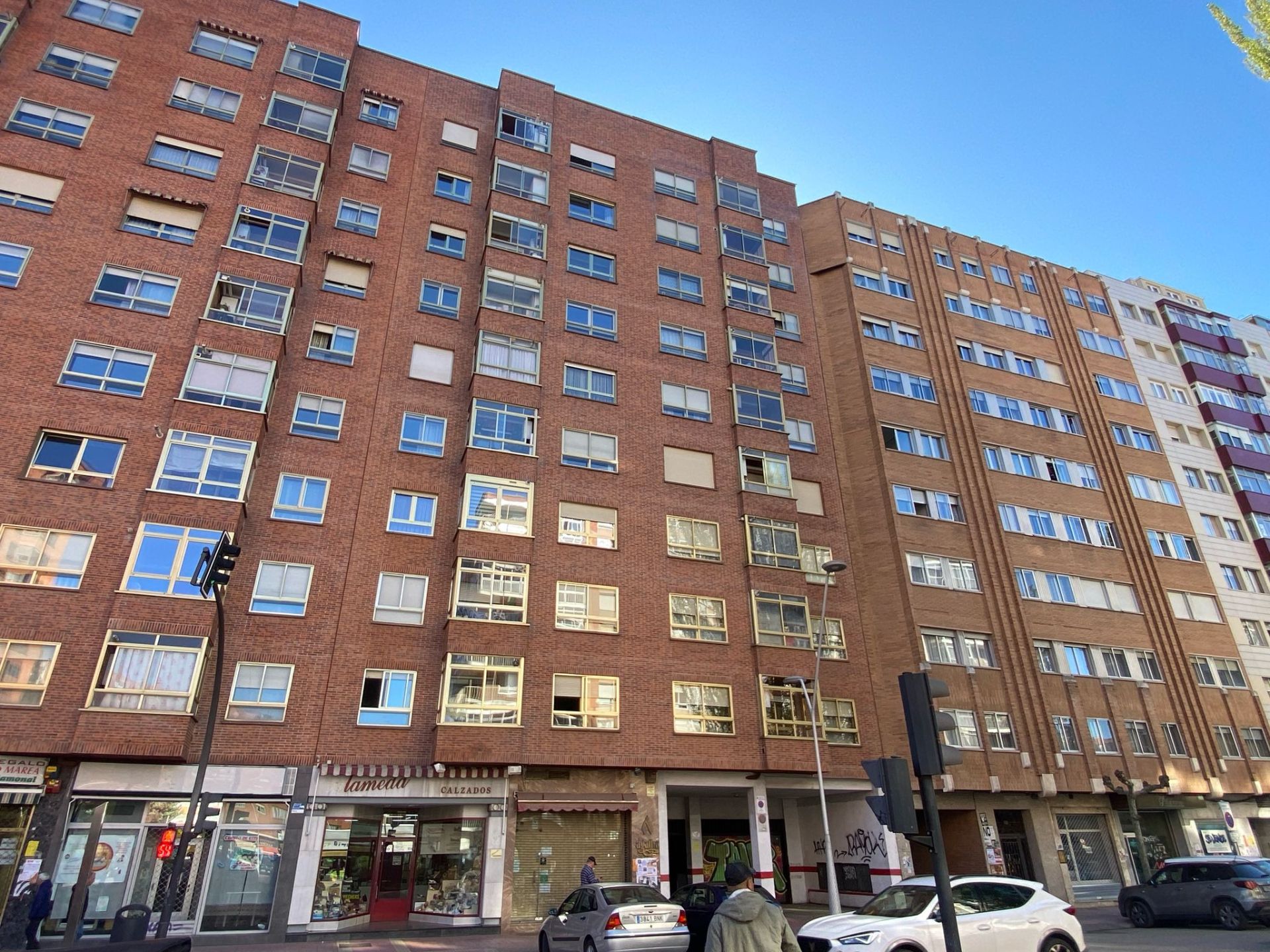 Vista exterior de Piso en venta en Burgos Capital con Calefacción, Parquet y Terraza