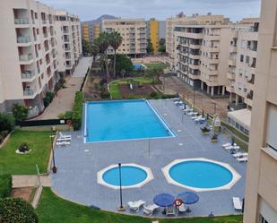 Piscina de Pis de lloguer en Las Palmas de Gran Canaria amb Terrassa i Balcó