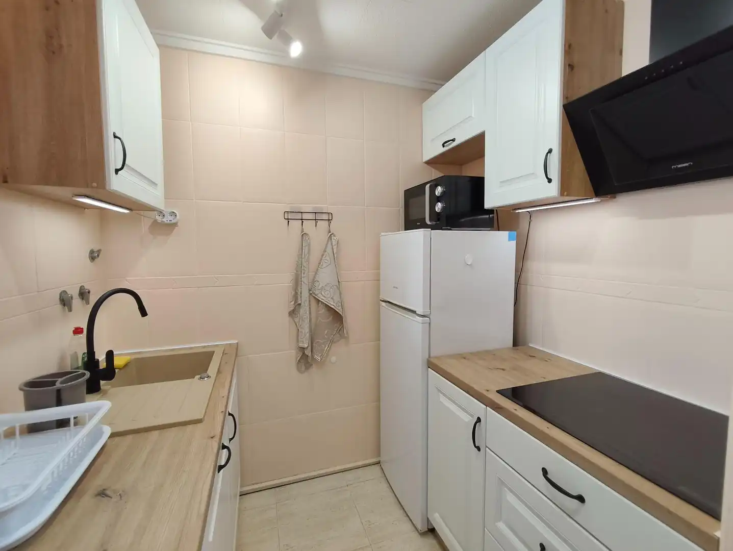 Cuina de Apartament de lloguer en Torrevieja amb Aire condicionat, Moblat i Balcó
