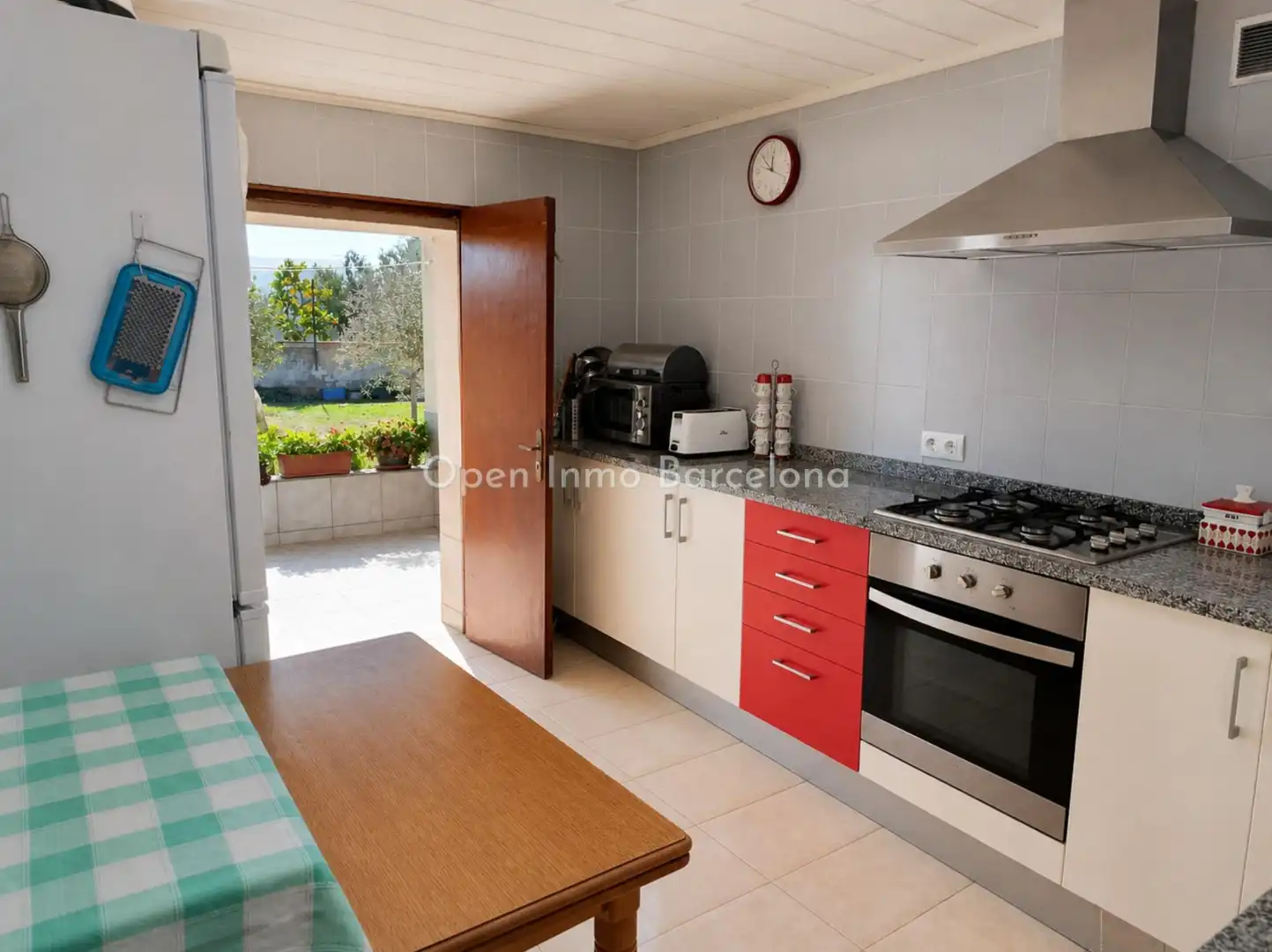 Cuina de Finca rústica en venda en Vilanova i la Geltrú amb Aire condicionat, Jardí privat i Terrassa