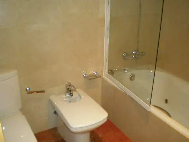 Baño de Ático de alquiler en Bilbao  con Calefacción, Parquet y Terraza