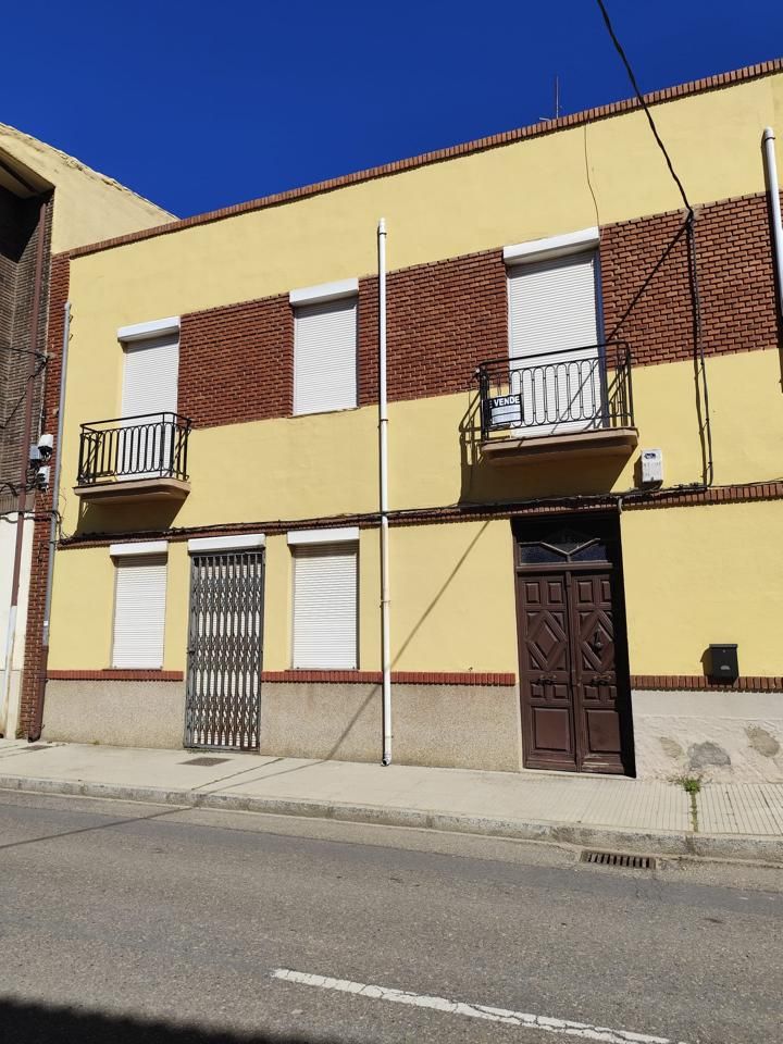 Vista exterior de Casa o xalet en venda en León Capital  amb Calefacció, Jardí privat i Terrassa