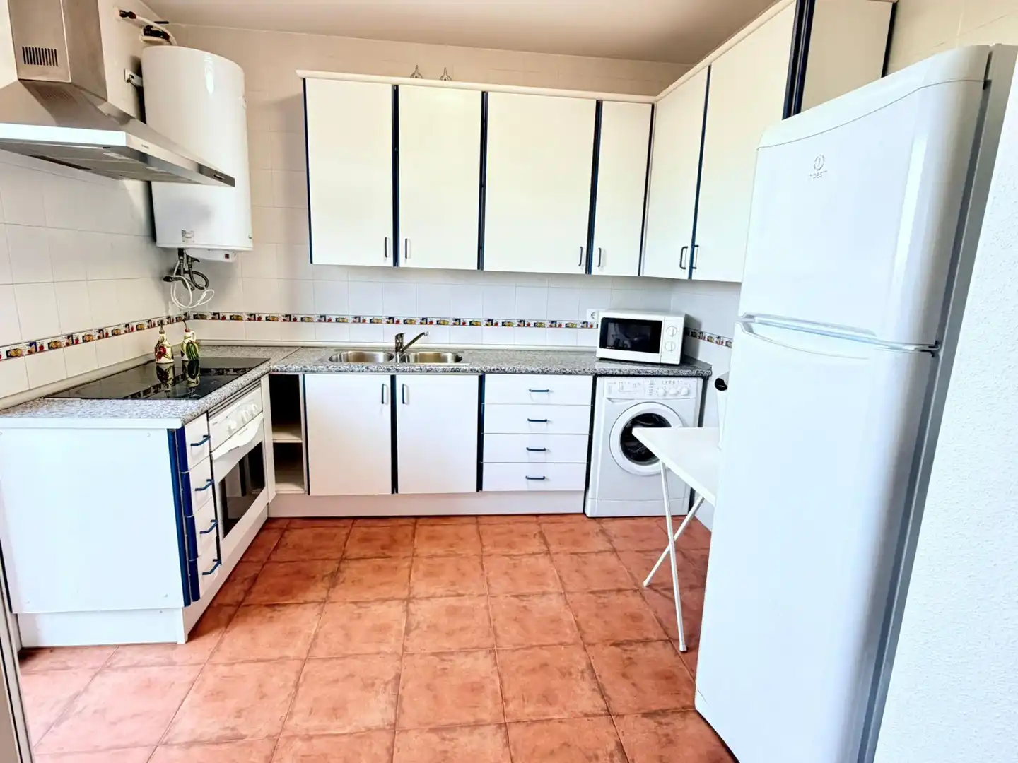 Cuina de Casa adosada en venda en Fuente de Piedra amb Jardí privat, Terrassa i Moblat