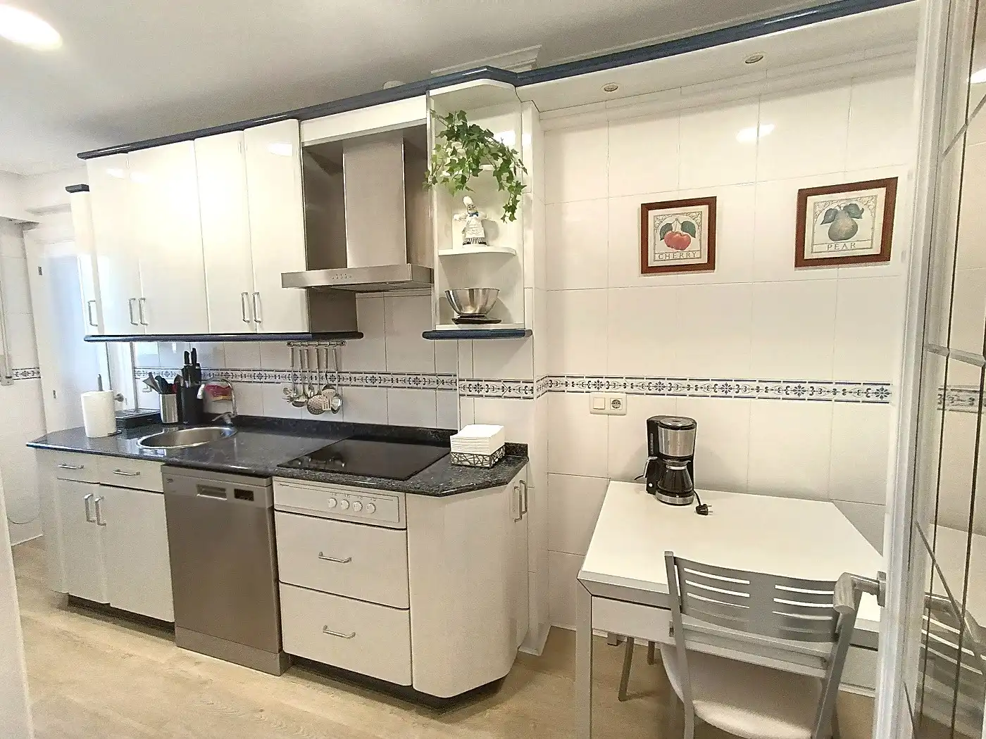Küche von Dachboden zum Verkauf in Sopela mit Heizung, Terrasse und Abstellraum