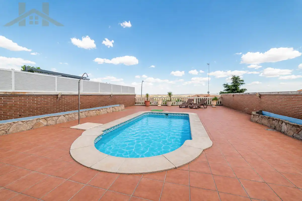Piscina de Casa adosada en venda en Seseña amb Aire condicionat, Calefacció i Jardí privat