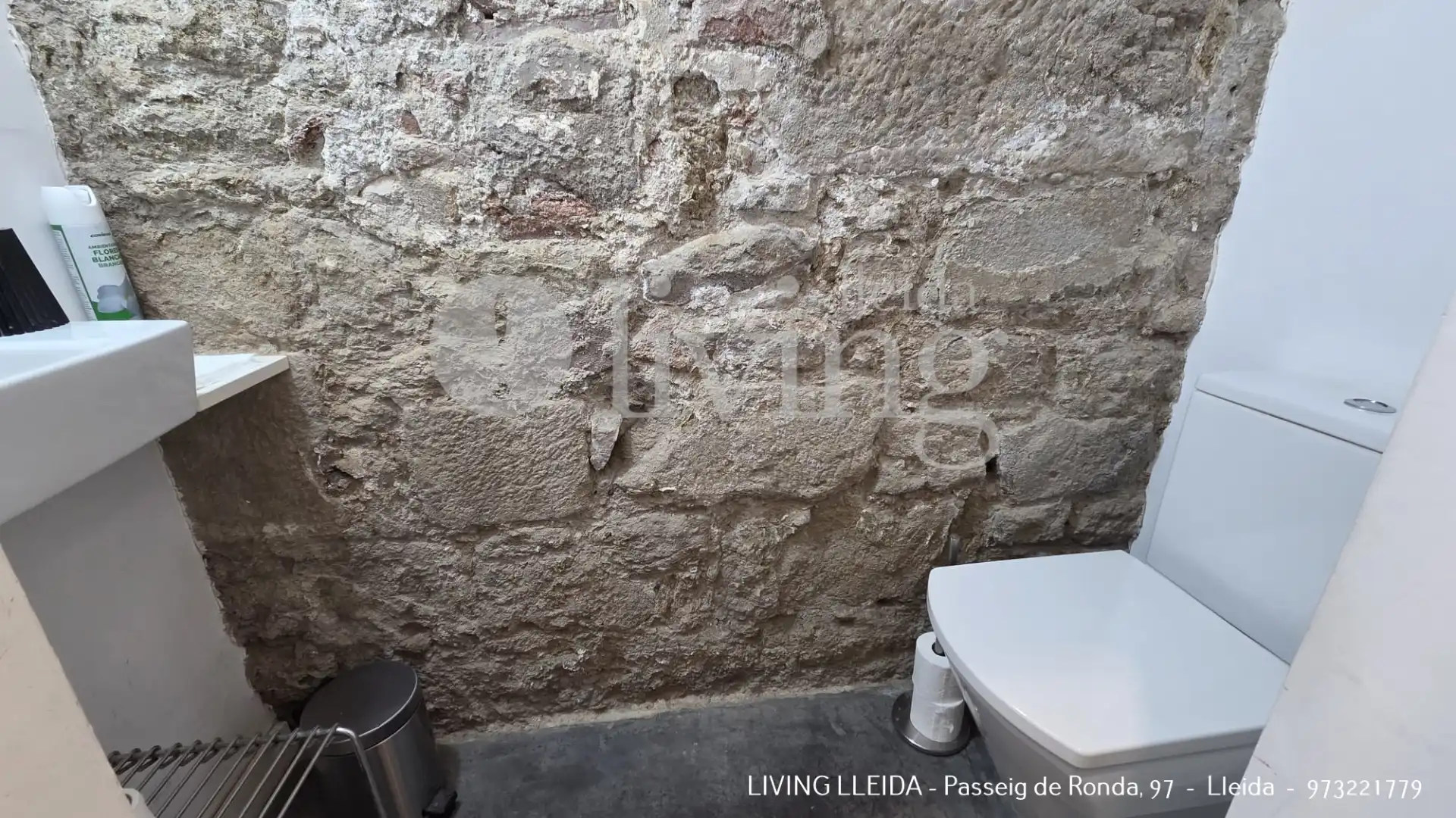 Bany de Local de lloguer en Lleida amb Aire condicionat, Calefacció i Moblat