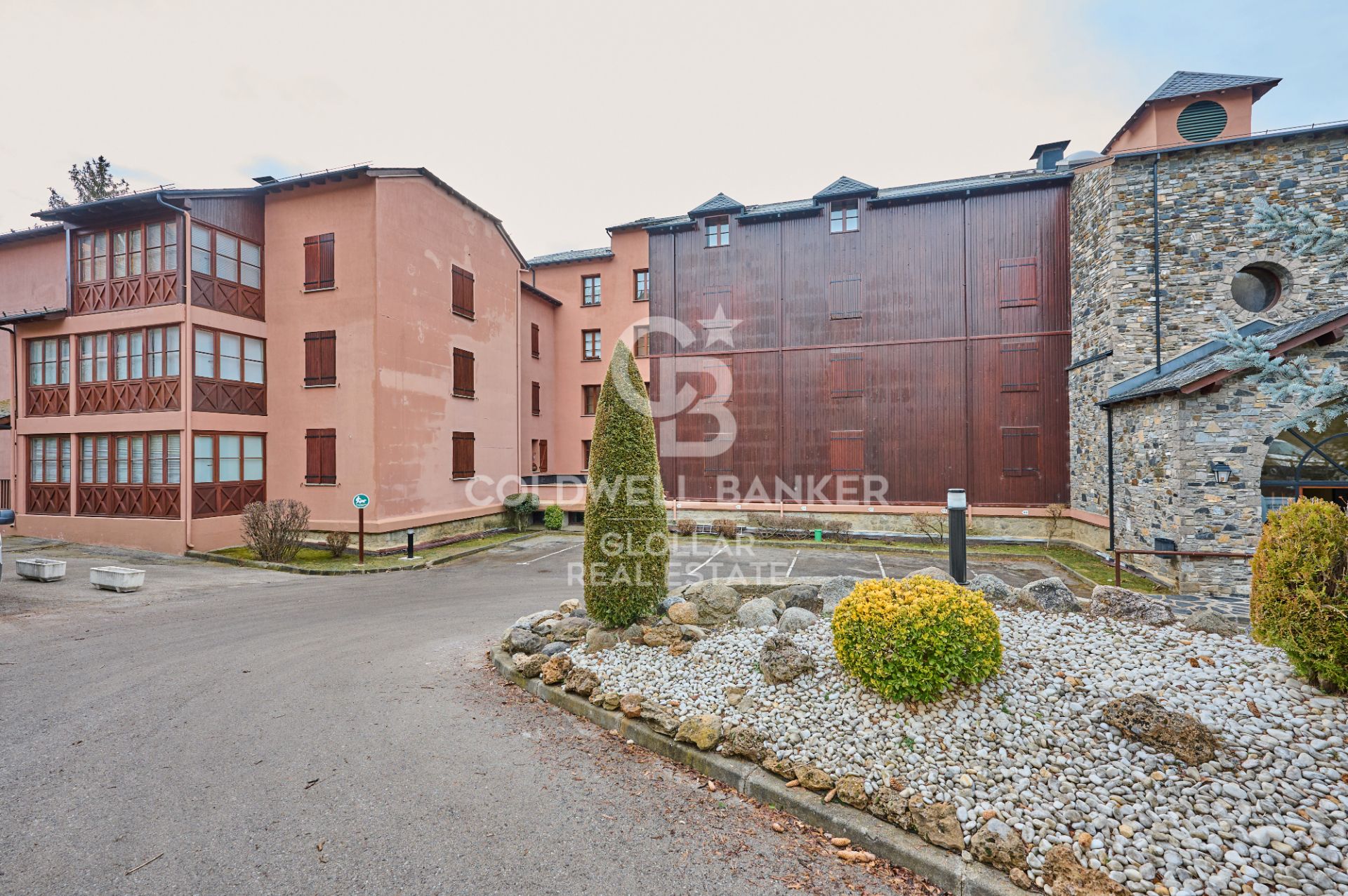Vista exterior de Apartament en venda en Enveitg amb Calefacció, Parquet i Traster