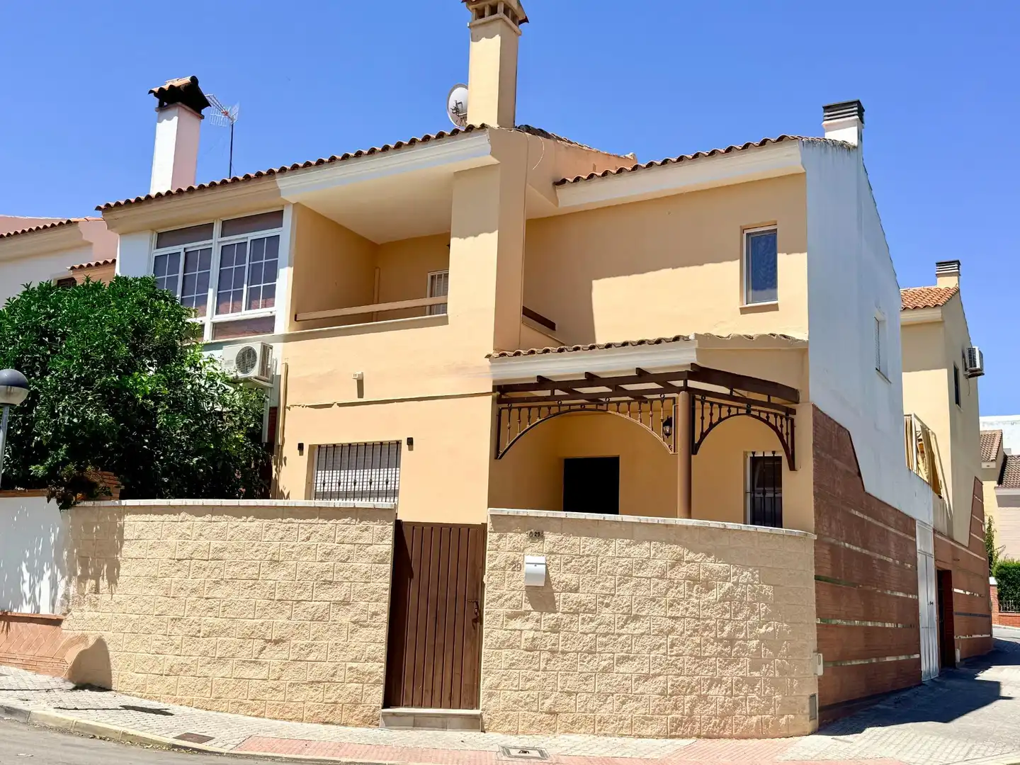 Vista exterior de Casa adosada en venda en Morón de la Frontera amb Aire condicionat, Terrassa i Traster