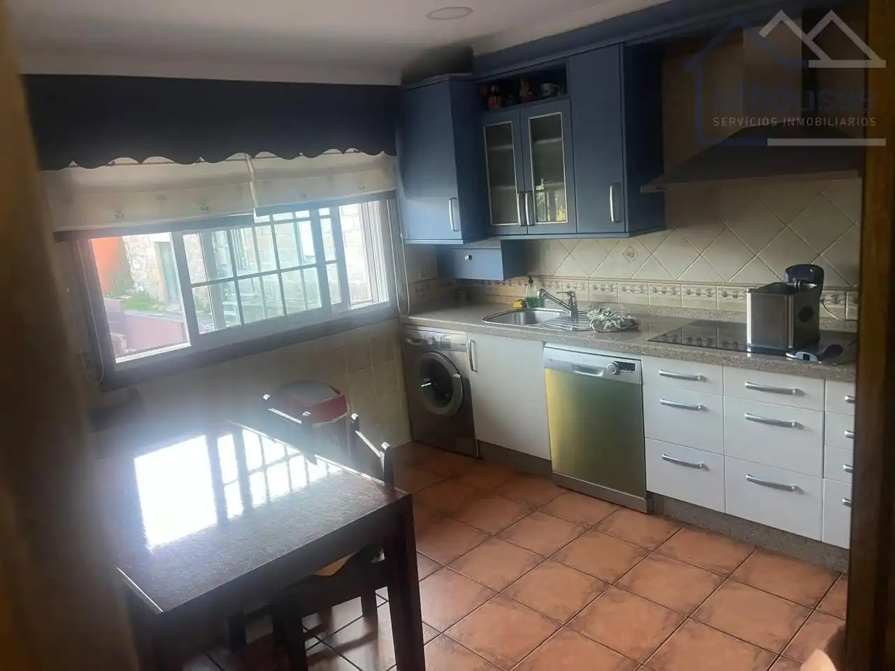 Cuina de Casa o xalet de lloguer en Vigo  amb Calefacció, Jardí privat i Traster