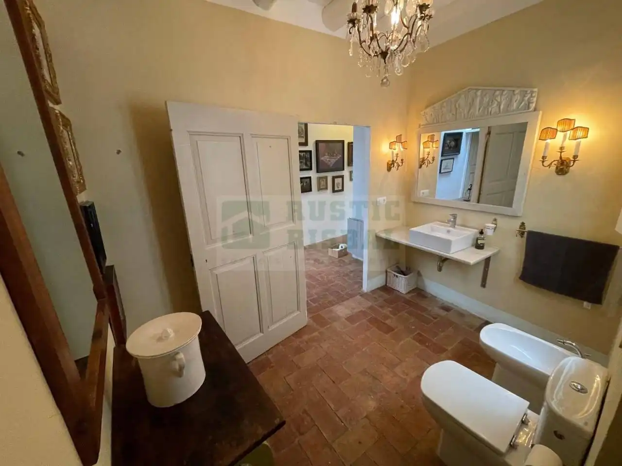Badezimmer von Country house zur Miete in Navata mit Klimaanlage, Heizung und Privatgarten