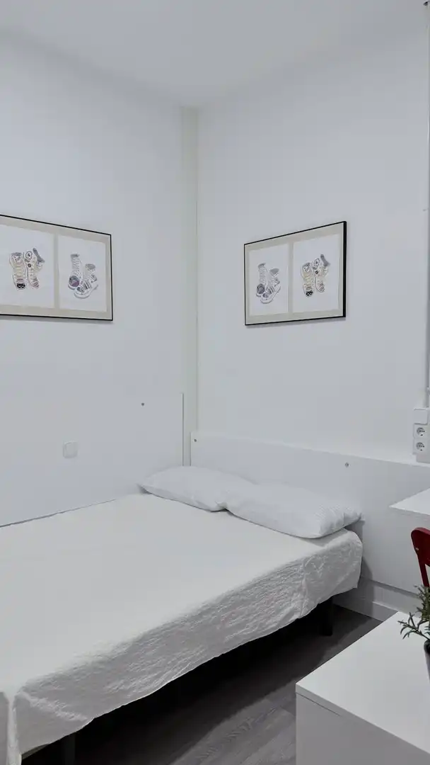 Dormitori de Pis de lloguer en Madrid amb Aire condicionat, Calefacció i Moblat