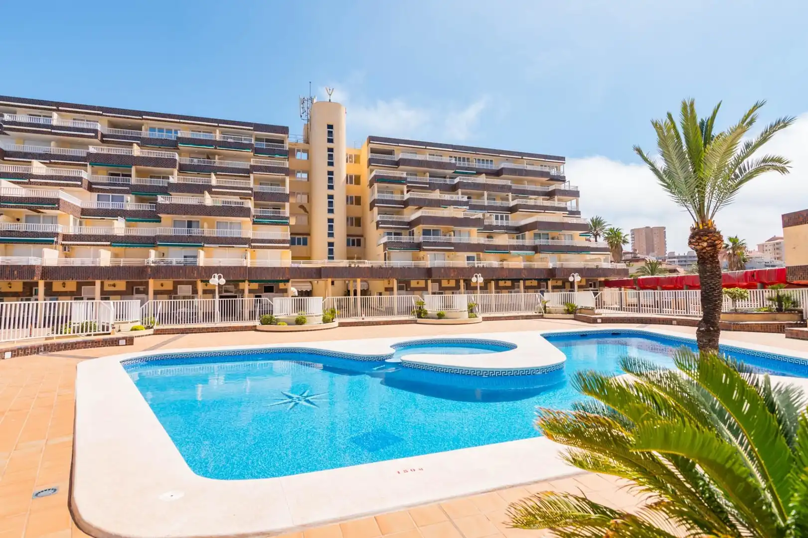 Piscina de Piso en venta en La Manga del Mar Menor con Calefacción, Jardín privado y Terraza