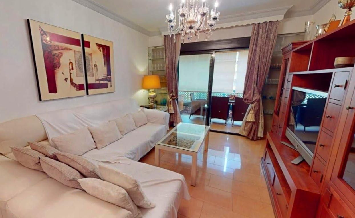 Sala d'estar de Apartament en venda en Marbella amb Jardí privat, Terrassa i Balcó