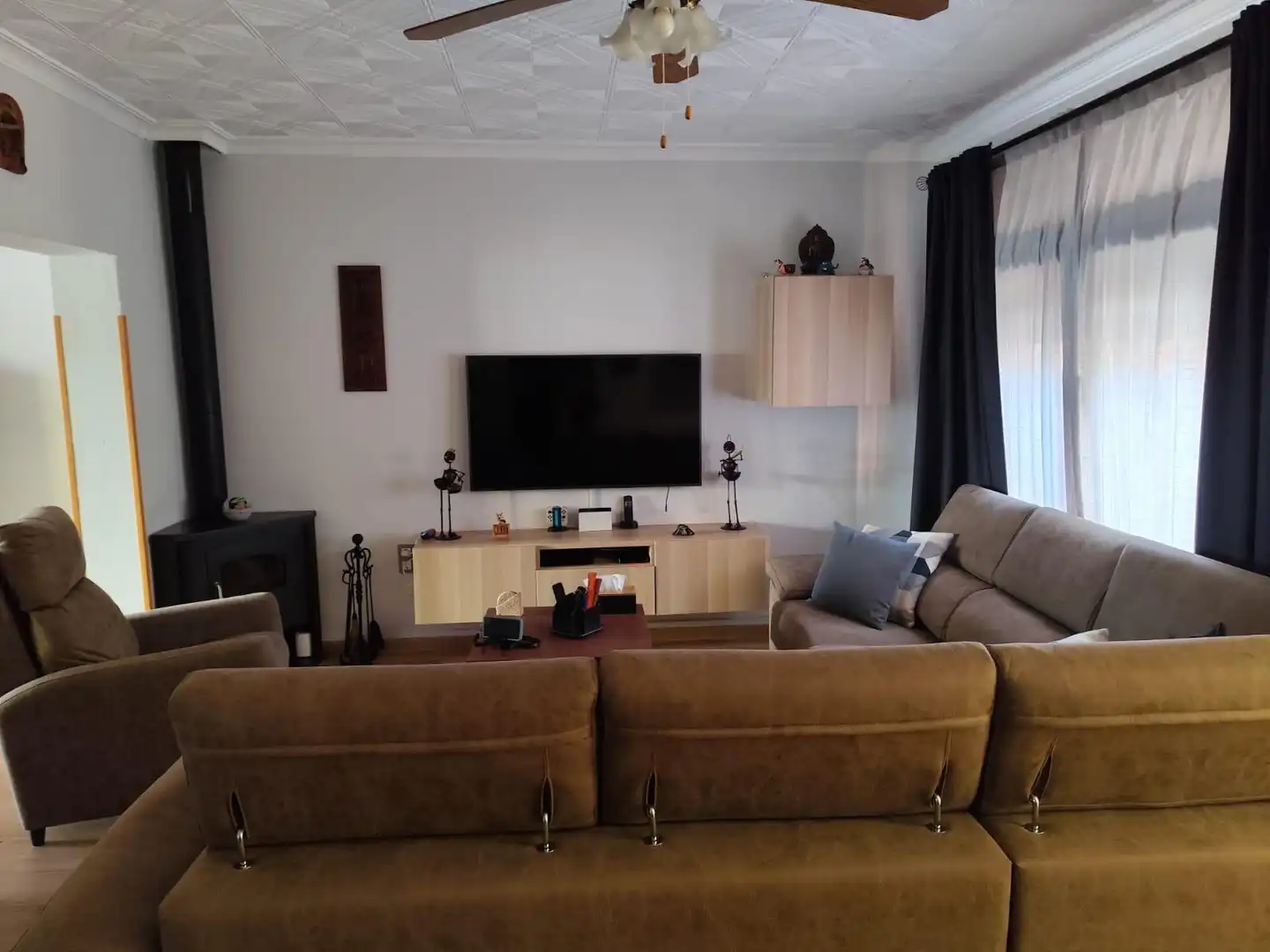 Wohnzimmer von Einfamilien-Reihenhaus zum Verkauf in La Línea de la Concepción mit Schwimmbad