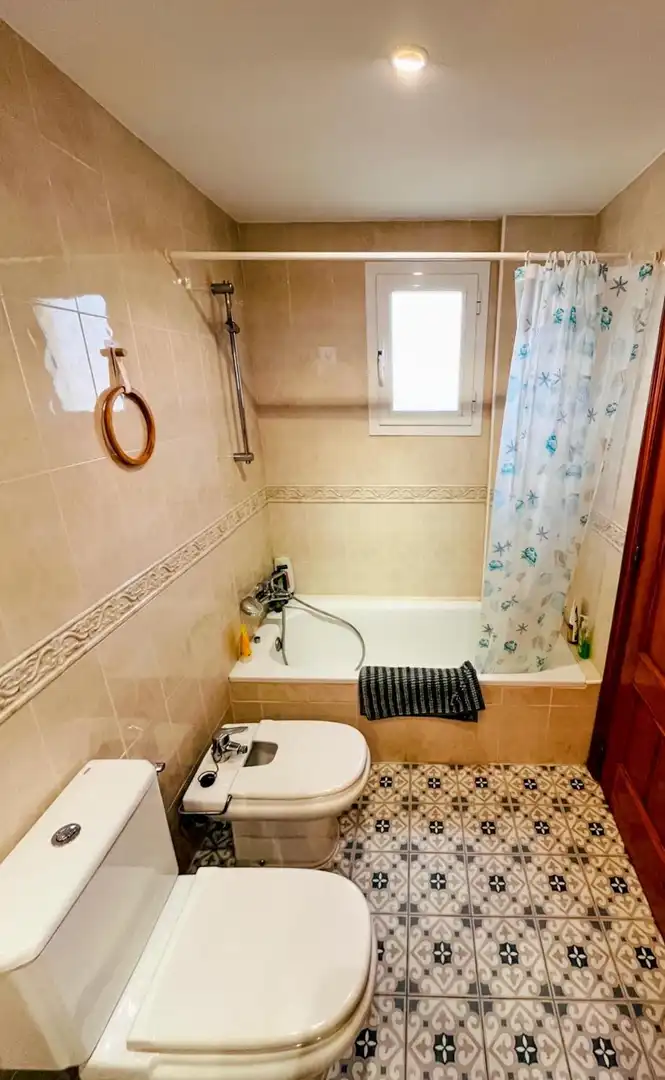 Baño de Piso de alquiler en Ses Salines con Aire acondicionado, Balcón y Piscina comunitaria