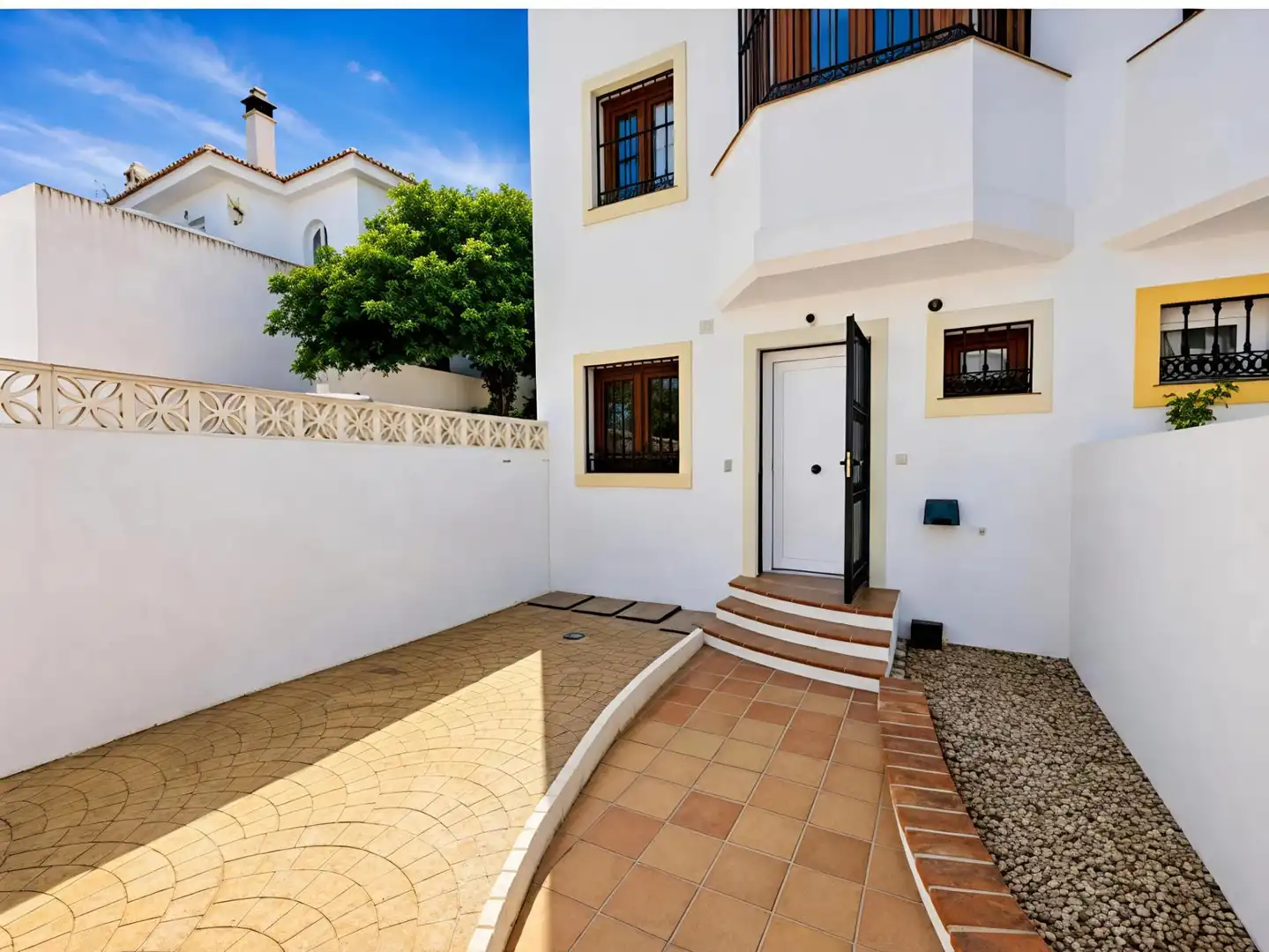 Vista exterior de Casa adosada en venta en Manilva