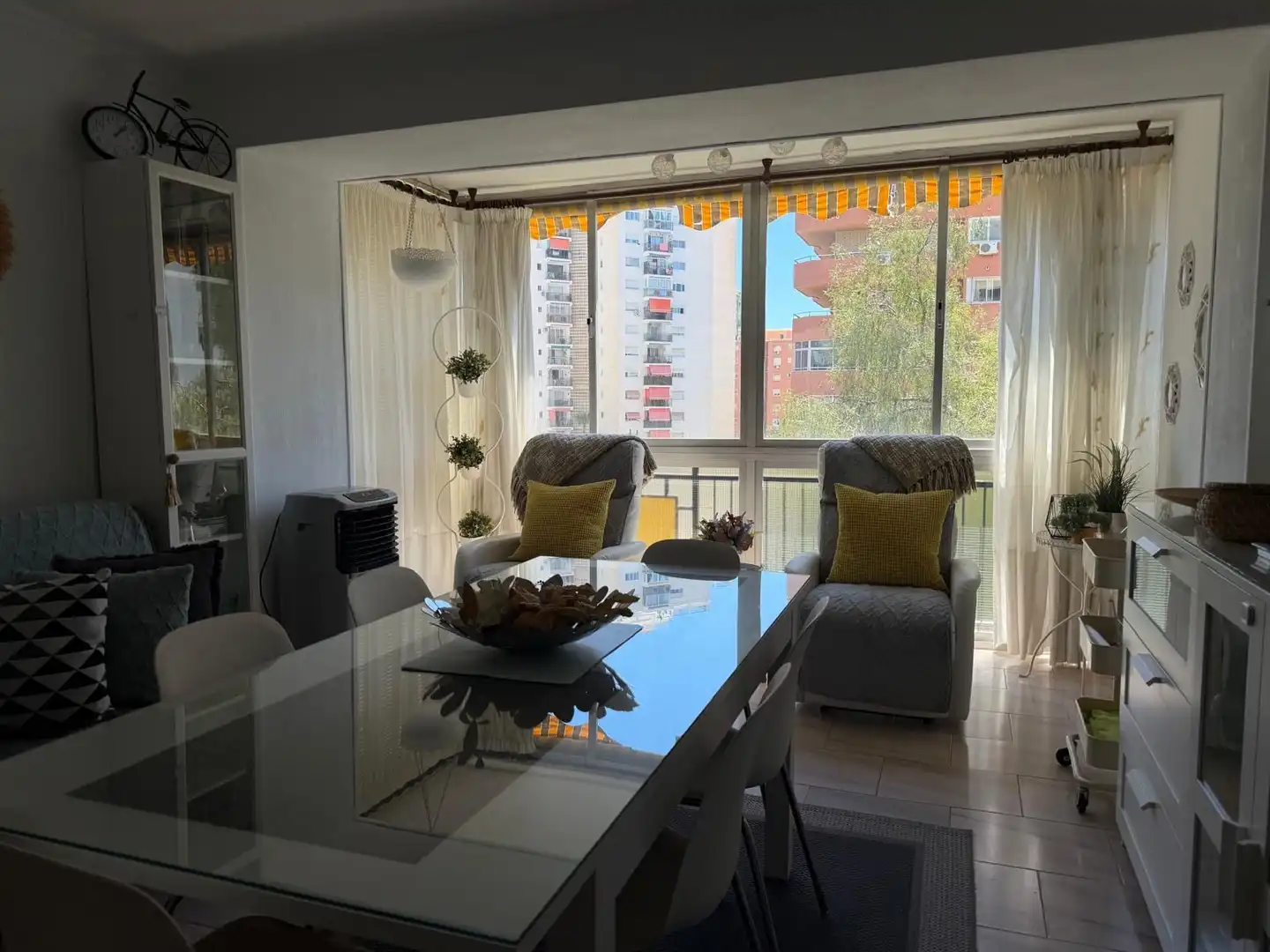 Sala d'estar de Pis en venda en Fuengirola amb Aire condicionat, Terrassa i Moblat