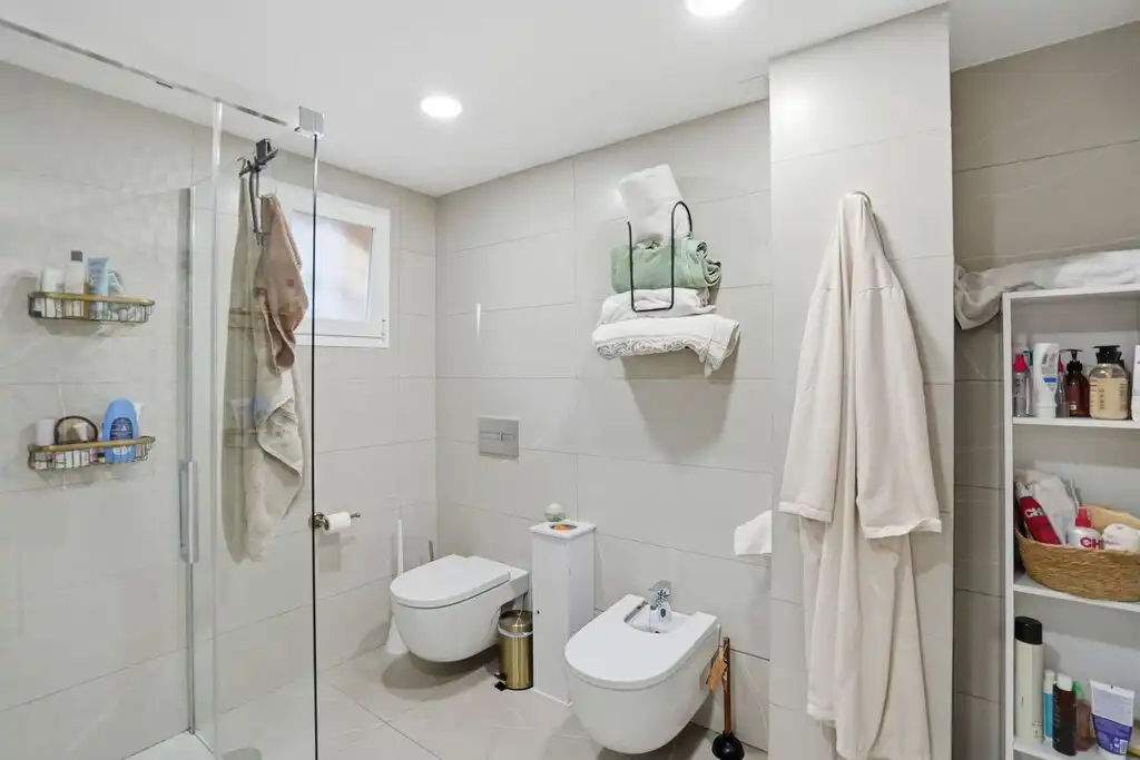 Bany de Casa o xalet en venda en Benalmádena amb Aire condicionat, Calefacció i Jardí privat