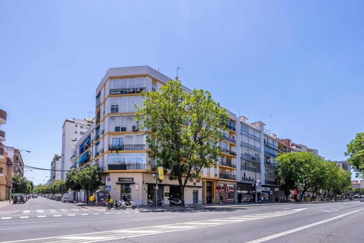 Vista exterior de Pis en venda en  Sevilla Capital amb Aire condicionat, Terrassa i Balcó