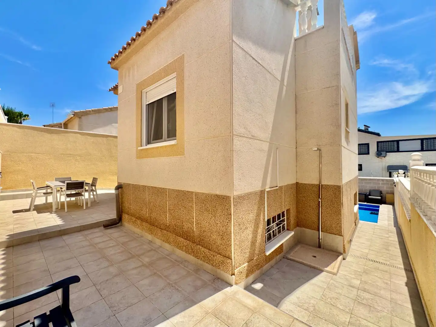 Vista exterior de Casa adosada en venda en Orihuela amb Piscina