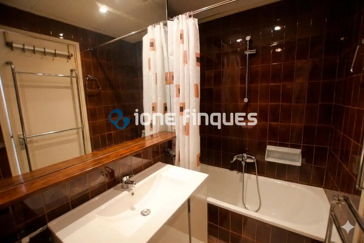 Badezimmer von Wohnung zum Verkauf in Barcelona mit Heizung, Privatgarten und Abstellraum