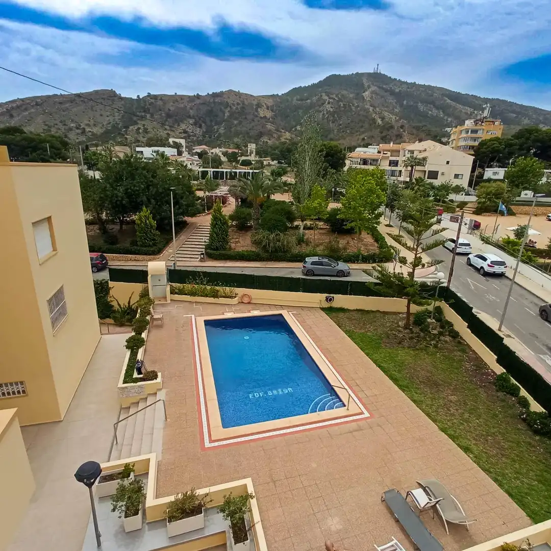 Piscina de Apartamento de alquiler en L'Alfàs del Pi con Aire acondicionado, Jardín privado y Terraza