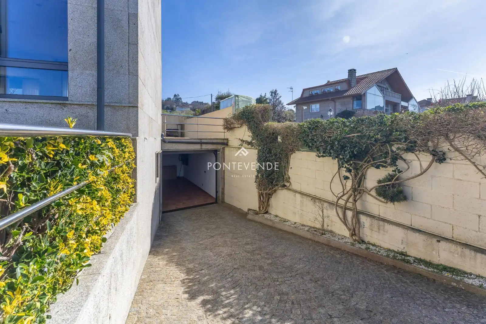Vista exterior de Casa o xalet en venda en Vigo  amb Calefacció, Jardí privat i Terrassa
