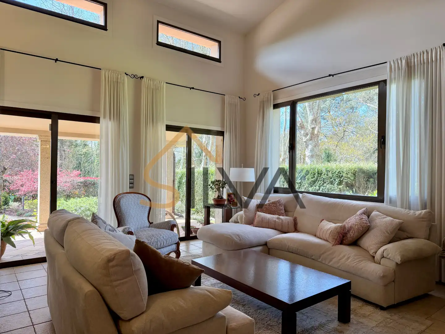 Sala de estar de Casa o chalet en venta en Oleiros con Calefacción, Jardín privado y Terraza