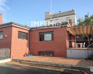 Vista exterior de Casa o xalet de lloguer en Masquefa amb Terrassa i Piscina