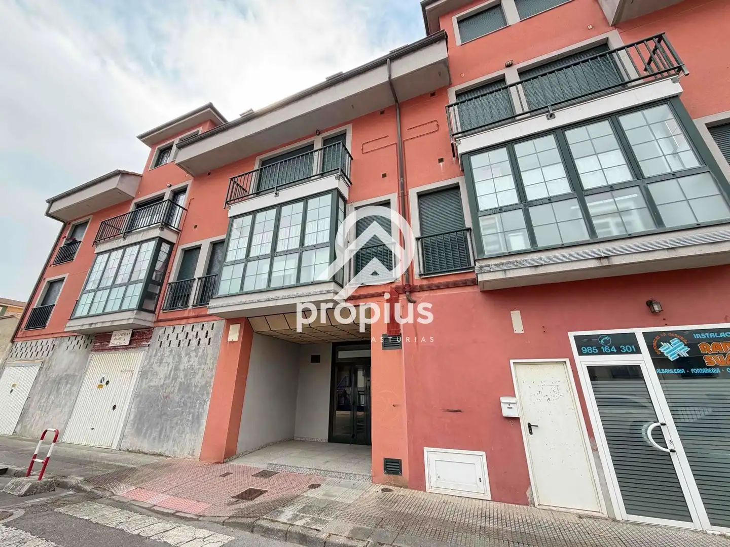 Vista exterior de Piso en venta en Soto del Barco con Calefacción, Trastero y Amueblado