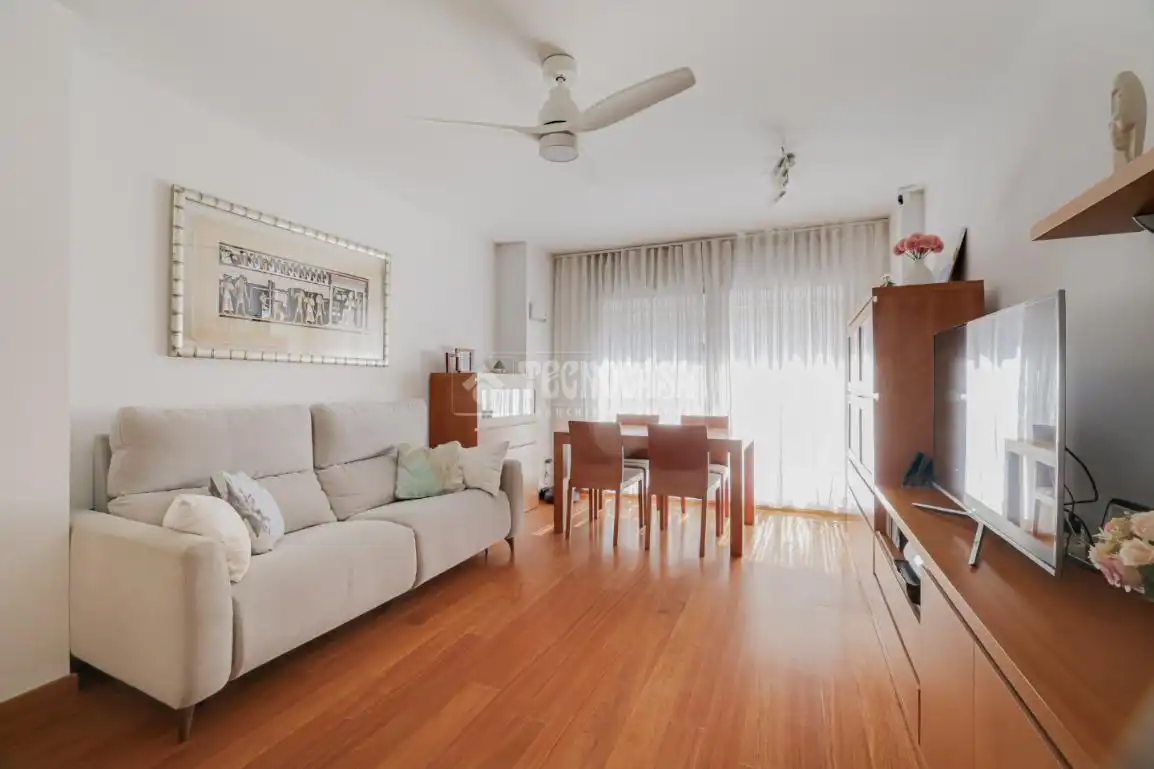 Sala de estar de Piso en venta en L'Hospitalet de Llobregat con Aire acondicionado, Calefacción y Balcón