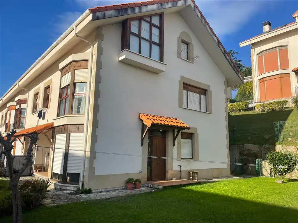 Vista exterior de Dúplex en venda en San Vicente de la Barquera, Cantabria