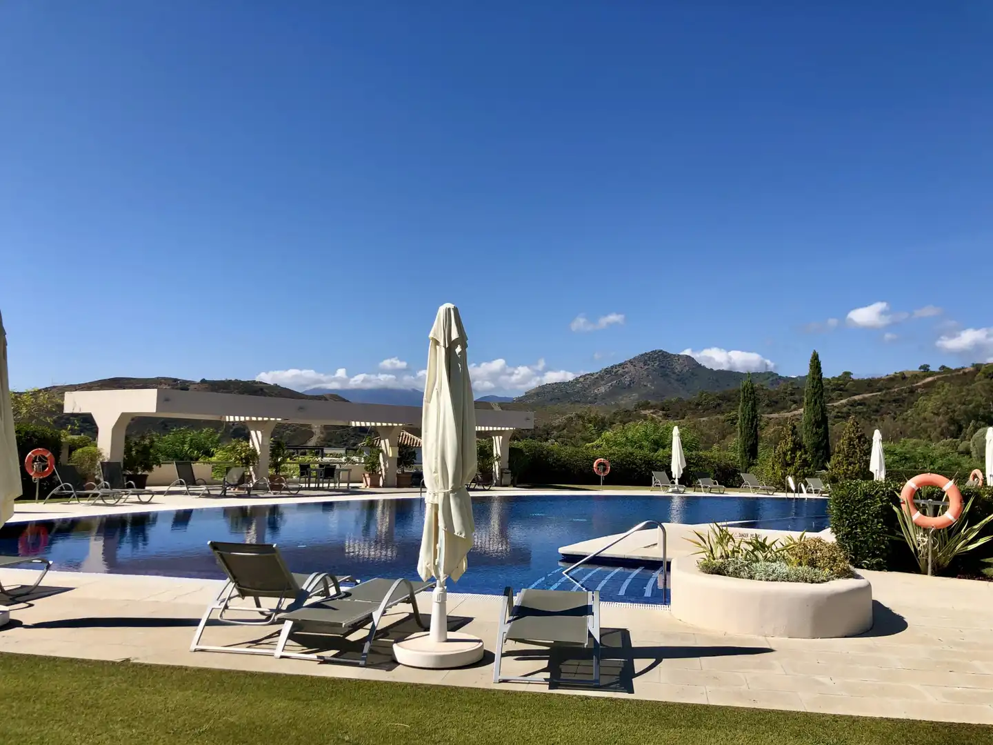 Apartament amb piscina en venda a Benahavís pueblo, imagen 2