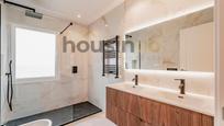 Bathroom of Flat for sale in  Madrid Capital  with Air Conditioner and Terrace