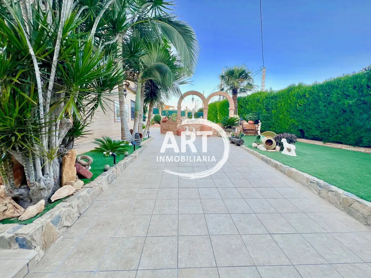 Vista exterior de Casa o xalet en venda en Picassent amb Aire condicionat, Jardí privat i Terrassa