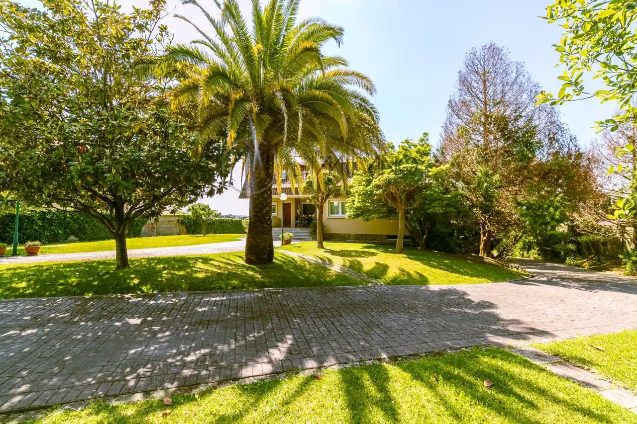 Vista exterior de Casa o chalet en venta en Vigo  con Calefacción, Jardín privado y Parquet
