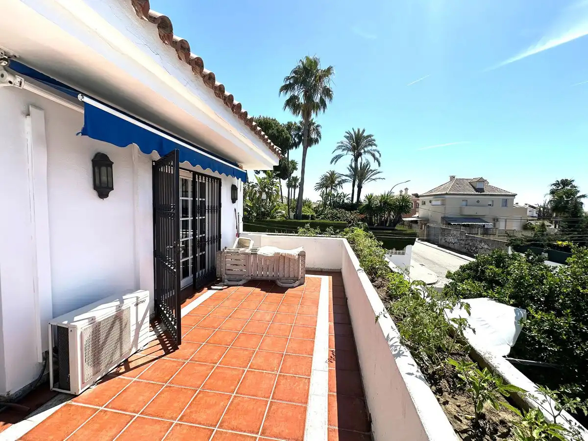 Chalet con piscina en venta en Avenida Pablo Ruiz Picasso 11, imagen 2