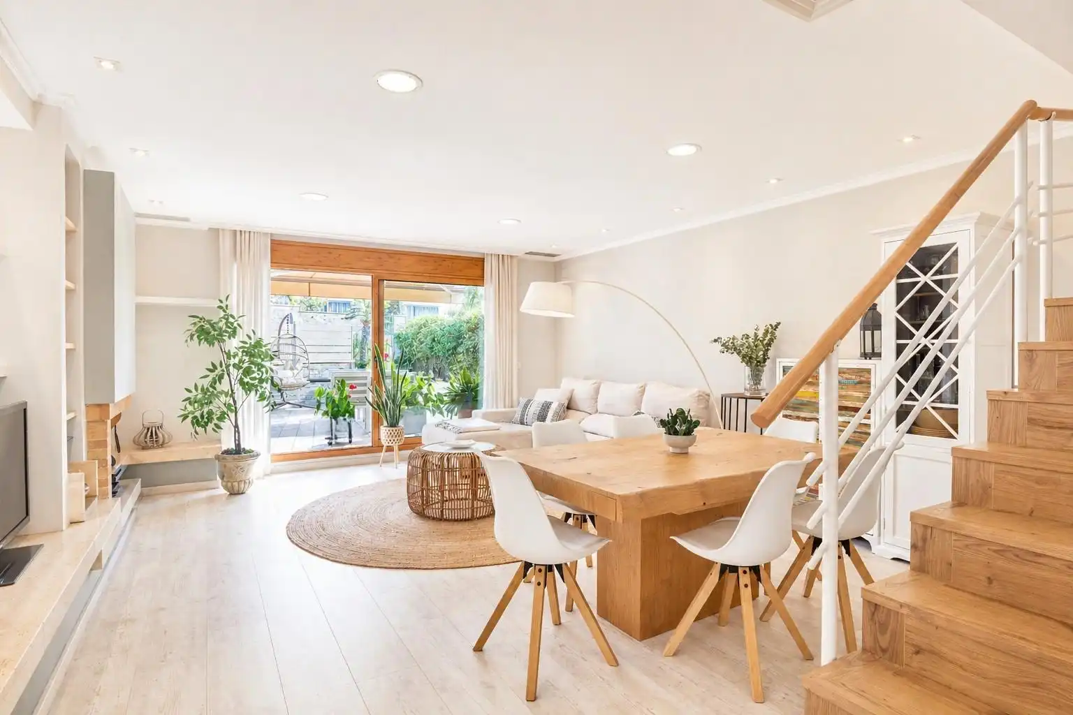 Wohnzimmer von Einfamilien-Reihenhaus zum Verkauf in Sitges mit Klimaanlage, Heizung und Privatgarten
