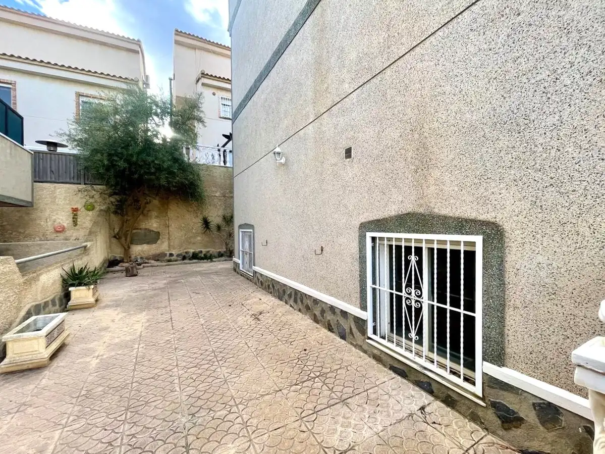 Vista exterior de Pis en venda en San Miguel de Salinas amb Jardí privat, Terrassa i Traster