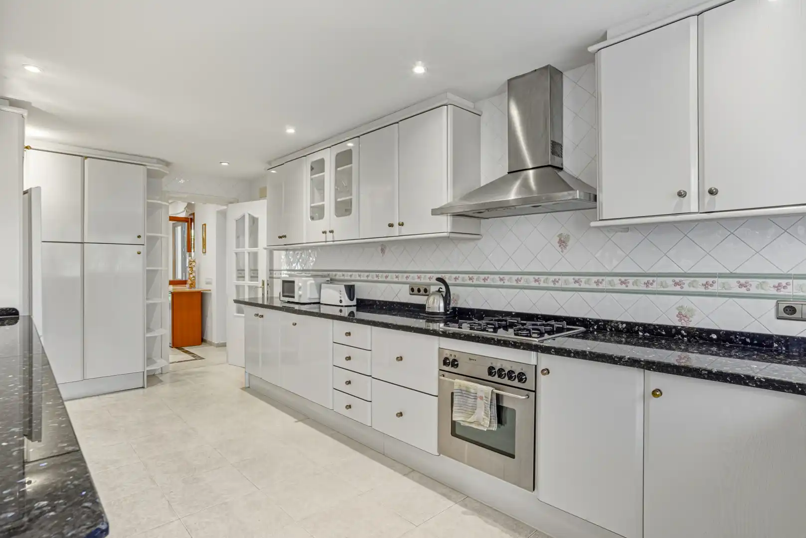 Cocina de Casa o chalet en venta en Estepona con Aire acondicionado, Jardín privado y Terraza