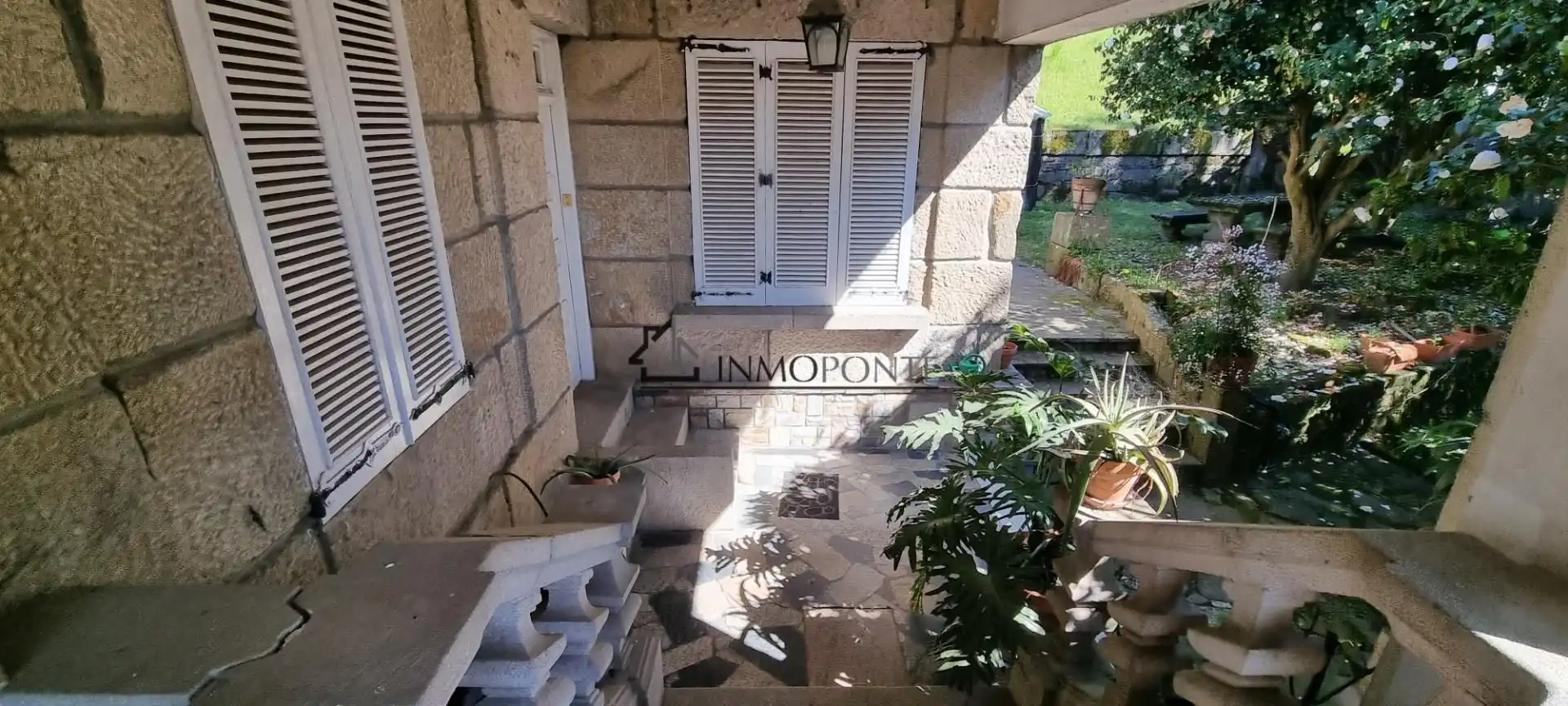 Vista exterior de Casa o xalet en venda en Pontevedra Capital  amb Calefacció, Jardí privat i Terrassa