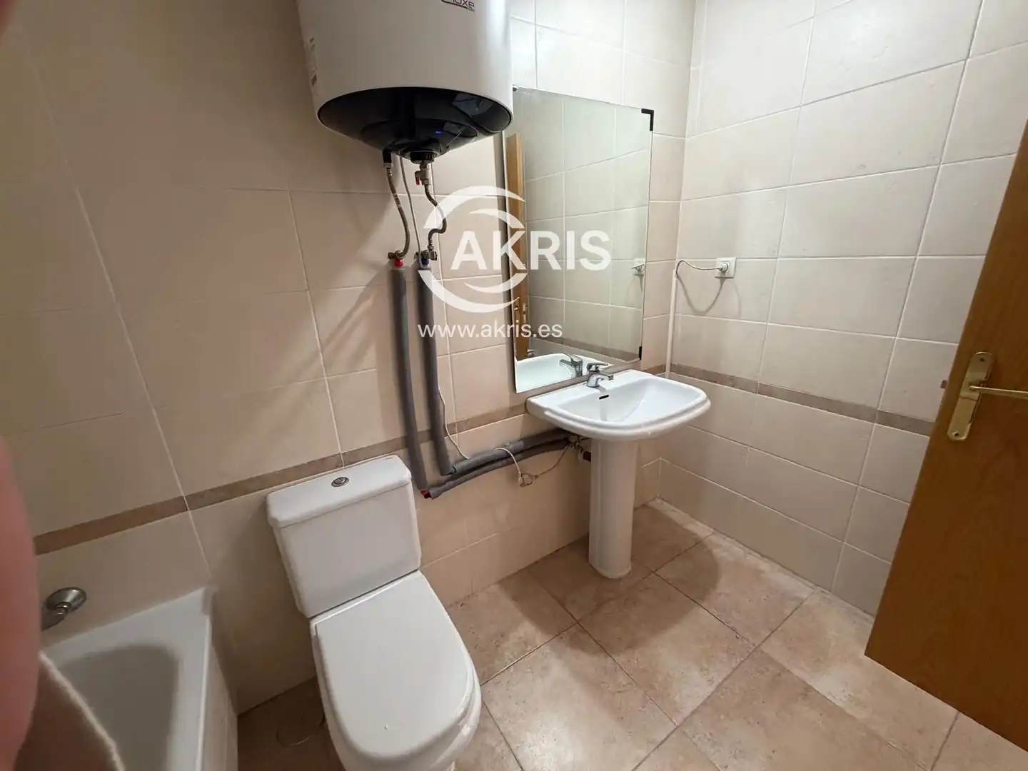 Badezimmer von Einfamilien-Reihenhaus zum Verkauf in Casarrubios del Monte mit Klimaanlage, Heizung und Terrasse