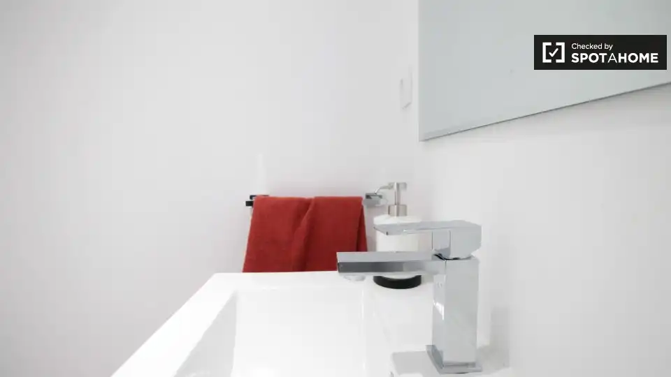 Room in Sant Pere, Sta. Caterina i la Ribera