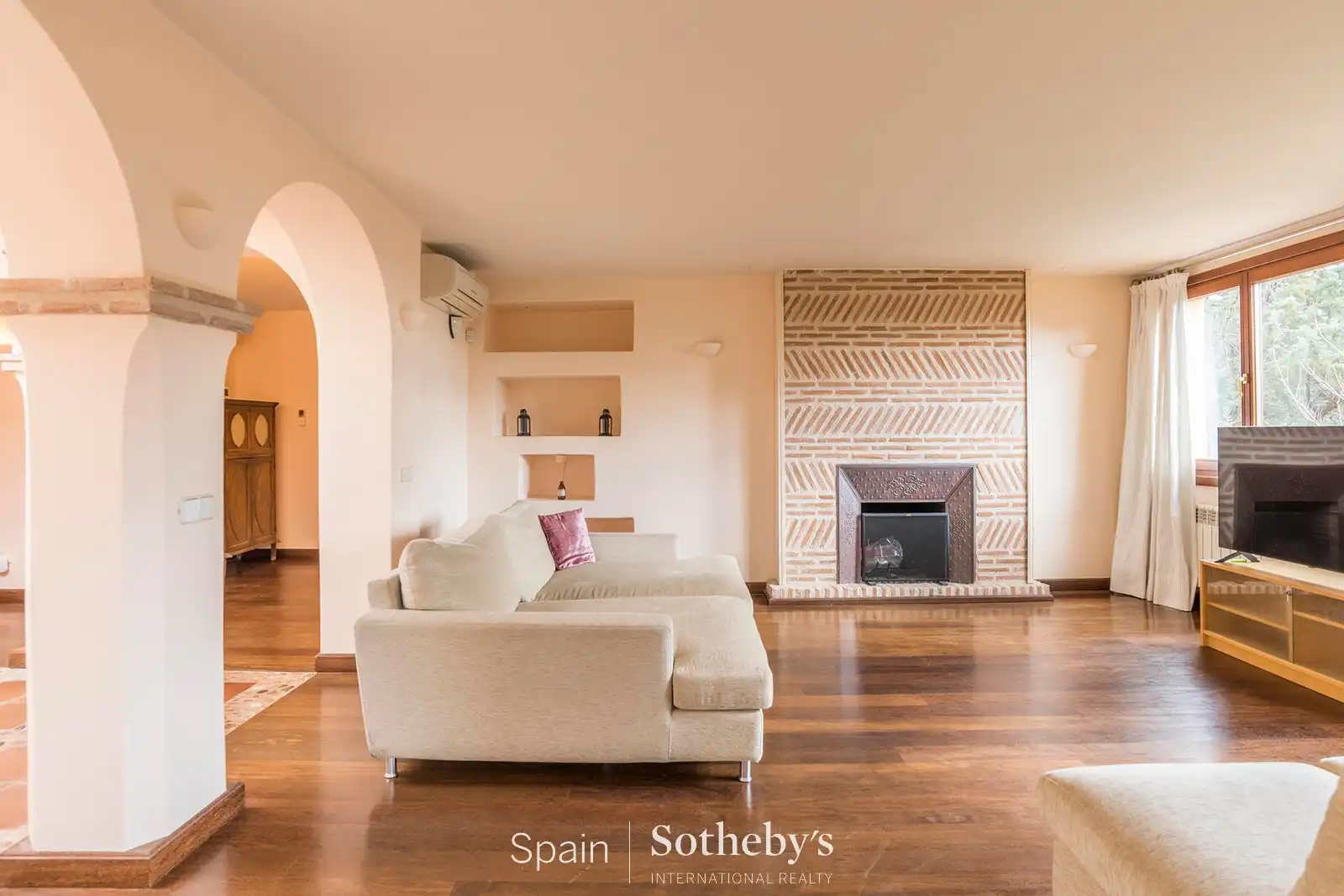 Sala d'estar de Casa o xalet en venda en Las Rozas de Madrid amb Aire condicionat, Calefacció i Jardí privat