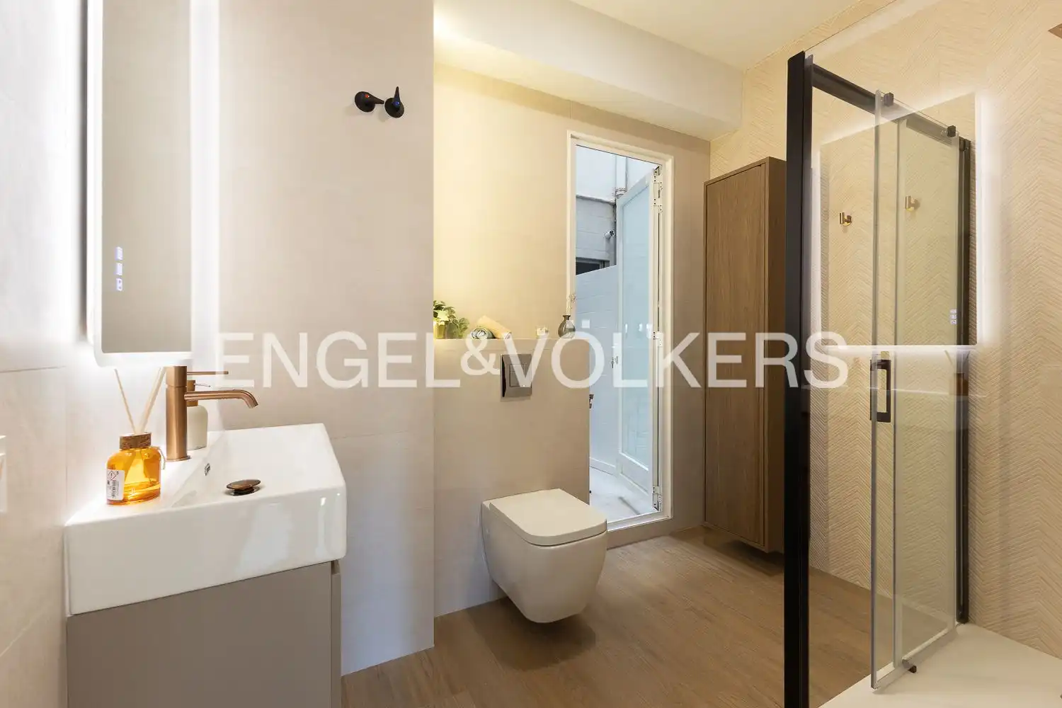 Baño de Piso en venta en Valencia con Aire acondicionado, Calefacción y Terraza