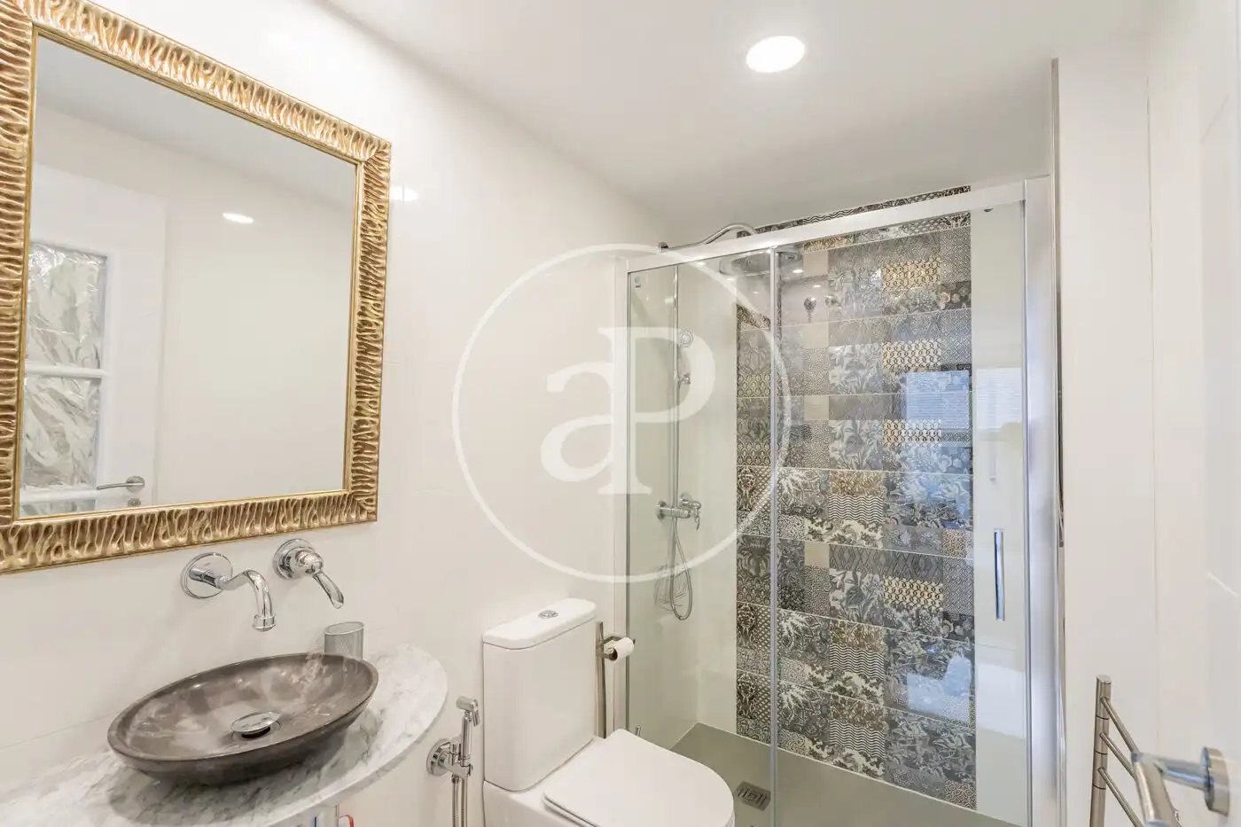 Baño de Casa adosada en venta en Pozuelo de Alarcón con Aire acondicionado, Calefacción y Jardín privado