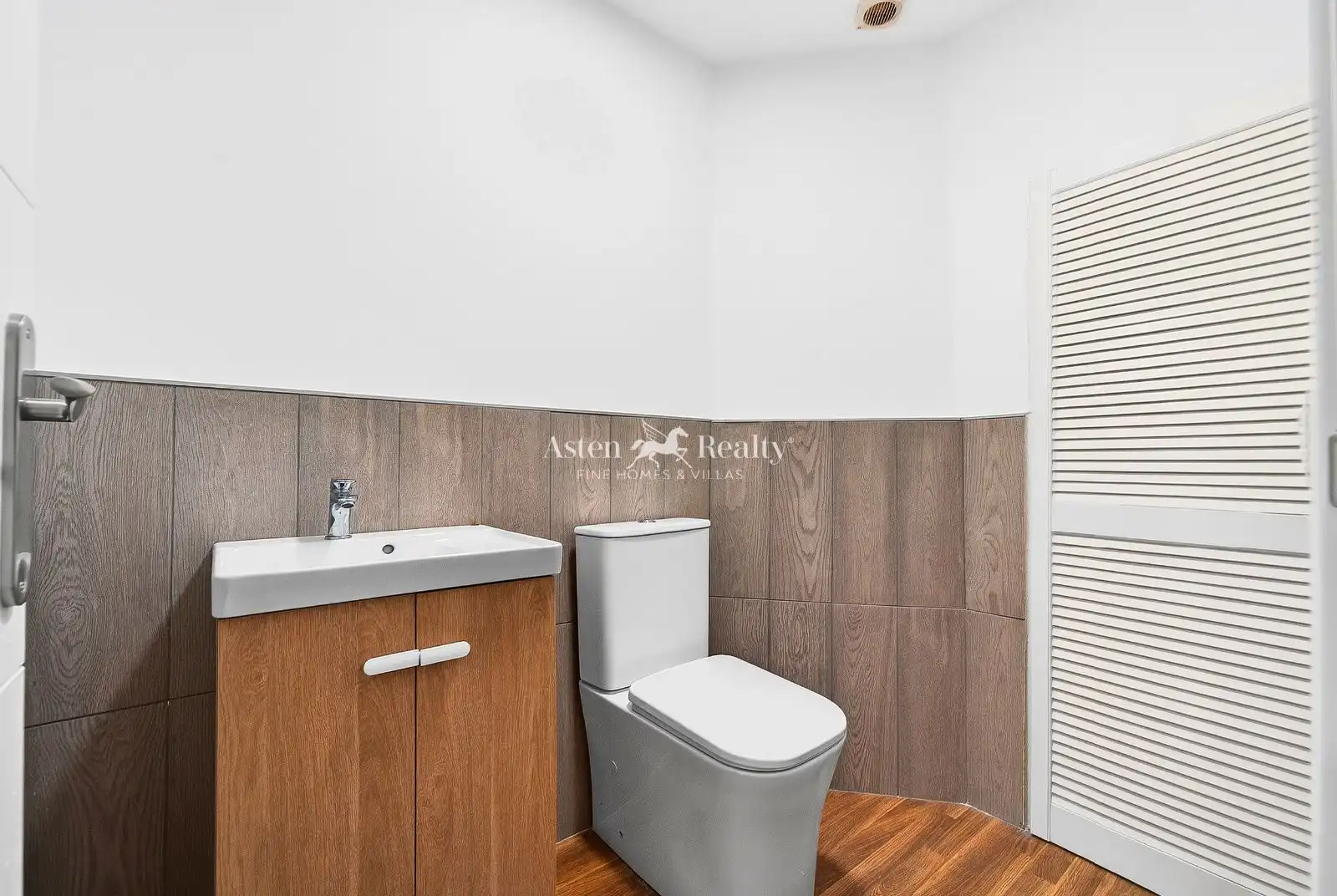 Baño de Local en venta en Guía de Isora con Terraza y Alarma