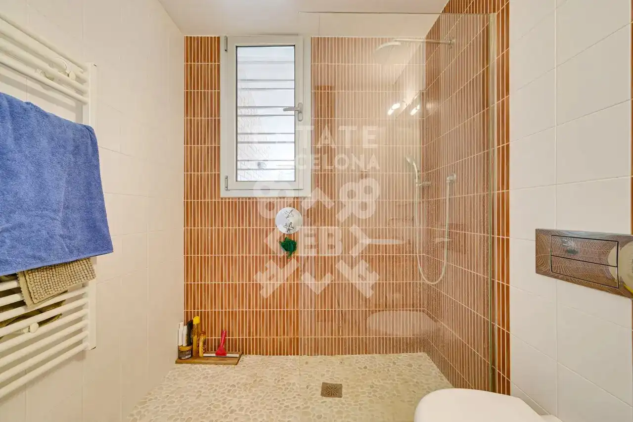 Badezimmer von Einfamilien-Reihenhaus zum Verkauf in Mataró mit Klimaanlage, Heizung und Terrasse