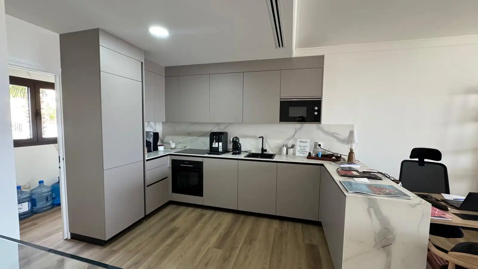 Küche von Einfamilien-Reihenhaus zum Verkauf in Estepona mit Klimaanlage, Terrasse und Ofen